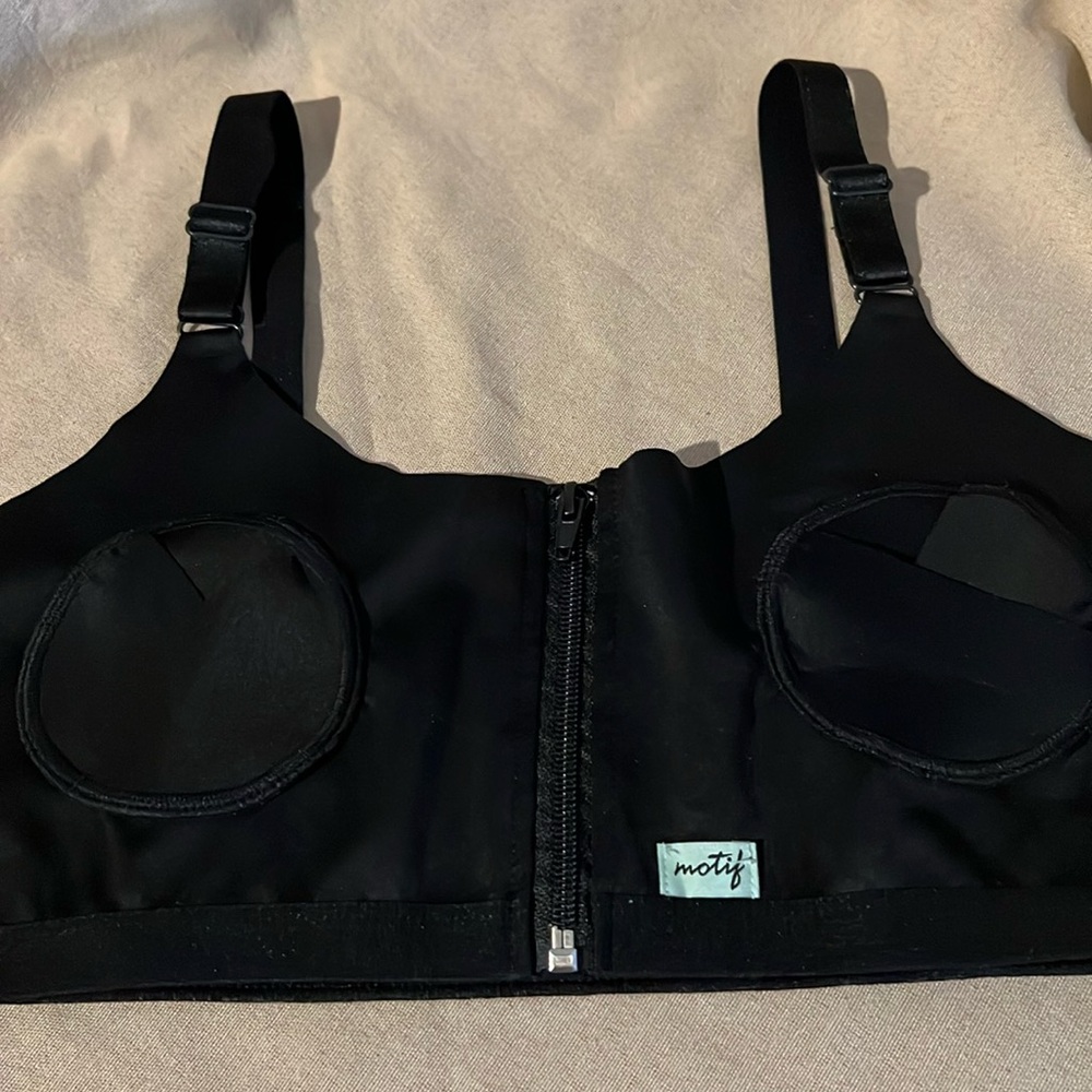 Motif hand free pumping bra size Large can be adjusted if needed